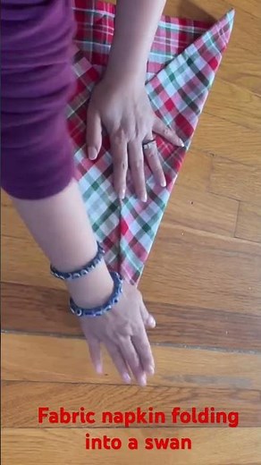 How to fold a simple fabric napkin into a swan