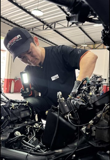 Vocês já sabem que eu curto uma lanterna diferenciada né? Bora conhecer a minha nova queridinha 😀 Lanterna de LED Recarregável com Base Magnética da Tramontina PRO REF da peça 44550302 Tenho certeza que vc também vai curtir, confere aí galera #ferramentastramontinapro #motos #oficinademotos #mecanico #motoshonda #oficina