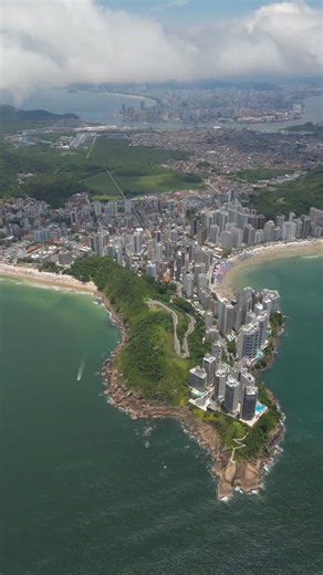 📍Guarujá – SP | A Pérola do Atlântico Com praias deslumbrantes, morros verdes e energia vibrante, o Guarujá brilha no Litoral Paulista. Um refúgio que une beleza natural, verão e boas vibrações em cada canto. #Guarujá #PérolaDoAtlântico #dronesaopaulo #PraiasPaulistas #verão2026 | Drone São Paulo