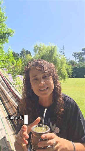 Odontologia Maturana on Instagram: "[MATE🧉] Si sos de los que toman mate todo el tiempo te dejo 3 tips El mate 🧉 ➡️ endulzado con azúcar o miel produce Caries ➡️ no lo tomes demasiado caliente reproduce alteración a nivel celular ➡️ la saliva transmite enfermedades presta atención con quien compartís el mate #odontología # estomatología #mate #verano"