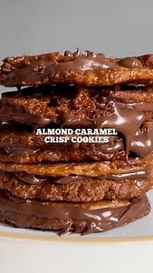 ALMOND CARAMEL CRISP COOKIES (lace cookies) 🍪 written recipe below 👇🏾 👇🏾ingredients👇🏾 -4 tbsp vg butter (60g) -80g light brown sugar -2 tbsp maple syrup -75g peeled almonds -1 tsp vanilla extract -1 tbsp gf white flour -hazelnut chocolate 👇🏾method👇🏾 -melt down the sugar, butter, maple syrup and vanilla extract into a thick caramel, for around 5 minutes on a low/medium. -blend the almonds and add them along with the flour and a pinch of salt and mix into a sticky dough. -take a small t