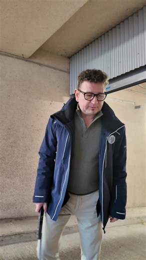 Ich werde oft gefragt, warum Tiefgaragen plötzlich unter Wasser stehen. Hier siehst du eine Akkurinne mit nur etwa 12 cm Breite. Bei starkem Regen kommt von der Rampe eine riesige Wassermenge zusammen. Das Wasser schießt über die Rinne hinweg, weil sie das Volumen nicht aufnehmen kann. Das Ergebnis ist stehendes Wasser in der Tiefgarage. Solche Rinnen sind an Rampen oft zu klein dimensioniert. Dazu kommt: Viele werden jahrelang nicht gereinigt oder gewartet. Dann funktioniert auch die beste Rinn