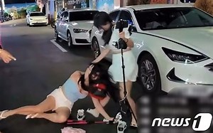 A female streamer attacks another streamer with a fork during a live broadcast