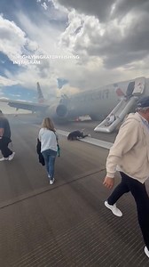 457K views · 4K reactions | Más de 150 pasajeros de un vuelo de #AmericanAirlines que partía del Aeropuerto Internacional de Denver el sábado fueron evacuados en la pista después de que un “posible incidente con el tren de aterrizaje” provocara un incendio y dejara a una persona herida, según la Administración Federal de Aviación. | CNN en Español | Facebook