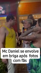 MC Daniel se envolveu em uma b*iga na noite de sábado (18). Por conta da repercussão nas redes, o funkeiro resolveu explicar o que aconteceu. Segundo Daniel, na saída de uma temakeria com os amigos, ele parou para atender aos pedidos de fotos de fās. A namorada de um rapaz também pediu um clique com o artista, mas o companheiro dela não teria gostado da atitude e teria ofendido Daniel. O cantor mostrou o rosto machucado e contou detalhes da confusão. 📽 REPRODUÇÃO #americanamemes | Americana mem