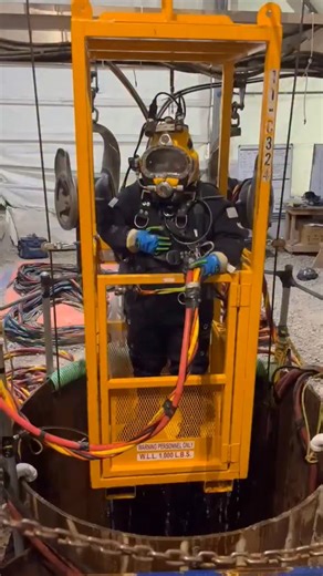 COMMERCIAL DIVING | MERGULHO PROFISSIONAL on Instagram: "Um aquanauta embarcando em sua viagem rumo ao centro da Terra. Indivíduos que sofreram mutações genéticas, perfeitamente adaptados aos ambientes insalubres, com baixa concentração de oxigênio, altas variações de temperatura e pressão, preparados para trabalhar em ambientes que seriam mortais para qualquer ser humano comum."