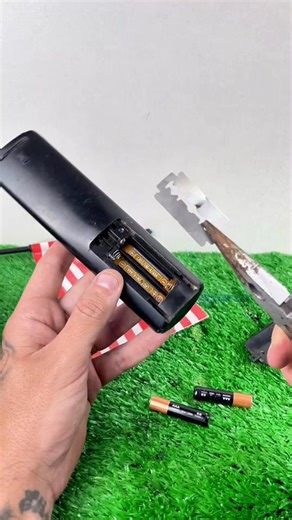 12K views · 68 reactions | The Razor Blade Trick That Shocked Everyone #LifeHack #SmartTips #DIYTricks #GeniusIdea | Red Neck DIY | Facebook