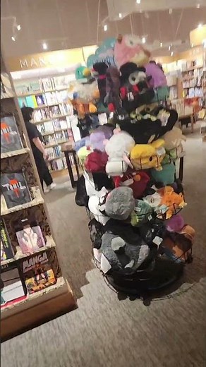 Quick walkthrough inside the NEW Barnes & Nobles store at Outlets of Orange, California (12/10/2025)