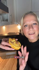 Gefüllter Blätterteig aus dem Airfryer 😋 schnell, würzig & sooo lecker! ✨ Heute gab’s bei mir Blätterteig, gefüllt mit Paprika-Peperoni-Frischkäse, Sucuk und Käse – und ich sag’s euch, SUCHTGEFAHR! 😍🔥 Aus meiner @COSORI 🧡 TwinFry *Werbung wegen Markeninhalt / Verlinkung So hab ich’s gemacht: • 1 Rolle fertigen Blätterteig aus der Kühlung • Mit Brunch Paprika Peperoni bestreichen (ich habe nur die Hälfte bestrichen) • Eine Handvoll Sucuk in kleine Würfel schneiden und darauf verteilen • Hirte
