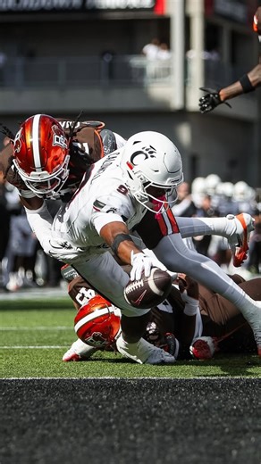 THE STREEEEETCH AND THE SCORE! Brendan Sorsby records his THIRD touchdown pass of the first half as @gobearcatsfb keeps rollin’. #Big12FB | 📺 ESPN | Big 12 Conference