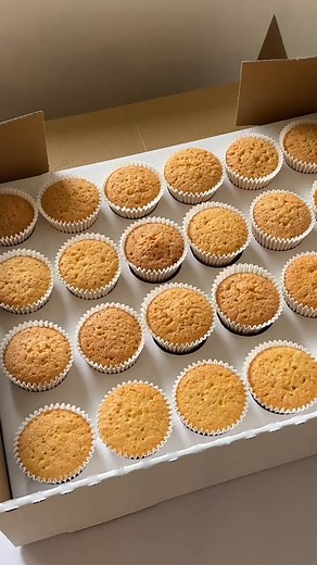 Ombré cupcakes to match a rainbow? Don’t mind if I do! I definitely would have loved to put some glitter on them to finish it off but they still came out really colourful! Piping tips @Wilton Cakes 4B, 6B & 8B Jem 3J Music is from Yogic beats on YouTube #cupcake #pipingtips #caketok #rainbowcupcake | cynthiataiwo4