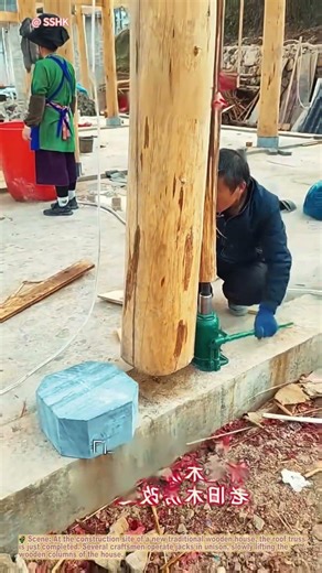 How Craftsmen Lift Wooden House Columns with Jacks Traditional Woodworking Skills 🌾