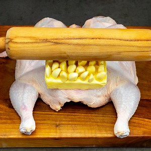 833K views · 5K reactions | O familie de italieni m-a invatat. Nu mai gatesc puiul altfel! Ingrediente: pui întreg: 1 buc unt: 200 g usturoi: 30 g lămâie: 1 buc unt: 20 g usturoi: 20 g LA FOC MEDIU: 10 MIN LA FOC MEDIU: 10 MIN miere de albine: 20 g moare de la castraveți: 30 ml sos de soia: 60 ml ketchup: 30 g boia de ardei dulce: 5 g sare: 5 g piper negru: 5 g ceapă: 1 buc cartofi fierți: 400 g sare: 5 g piper negru: 5 g boia de ardei dulce: 5 g pătrunjel: 15 g | Savuros.TV | Facebook