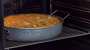 PITA SA PRAZILUKOM I JOGURTOM: Jeftina, jednostavna, a ukusna - samo pomešajte sastojke i ispecite (VIDEO)