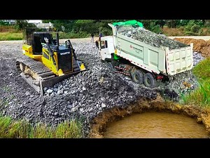 Masterful Control!! SHANTUI Bulldozer Fills Lake with Stone in Deep Water