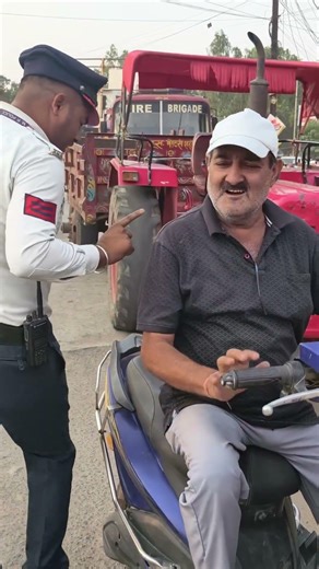 Low Speed Electric Scooty पर Helmet Rule क्या है? #roadsafety #trafficrules #shorts
