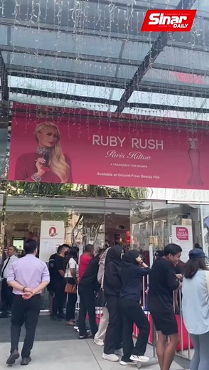 Fans and mall-goers are seen waiting at Sogo KL, anticipating the arrival of businesswoman and celebrity Paris Hilton who will be launching her new fragrance, Ruby Rush. This marks her second visit to Malaysia - the first was in 2015 when she performed for an event called The Party of The Centure, in Damansara Perdana. #ParisHilton #Malaysia #RubyRush #Fragrance #Fyp #Fypp