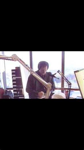 1990 Atlanta race week wasn’t just about racing — it was about The Intimidator everywhere at once. Cameras, interviews, media appearances, and nonstop attention as Dale Earnhardt made the rounds before hitting the track. This is the side fans rarely saw… relaxed, joking, and completely in control long before the green flag dropped. Championship presence before championship moments. #DaleEarnhardt #NASCAR1990 #AtlantaMotorSpeedway #TheIntimidator #NASCARHistory #StockCarRacing #RaceWeek #BehindTh