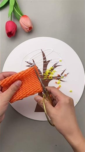 Don't throw away the fruit net after eating fruit. Make a tree of autumn with it!