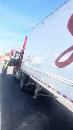 18 wheeler was left attendant with no parking brakes.