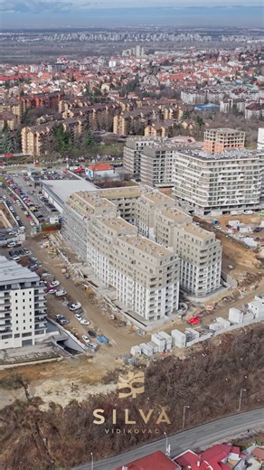 Merin Group on Instagram: "Silva Vidikovac dobija svoj konačni izgled.​ Stanovi, hodnici i zajednički prostori su u velikoj meri završeni, fasada i terase ulaze u finalnu obradu, dok se garaža i spoljašnje uređenje privode kraju. U toku su radovi na zelenim površinama i sistemima za zalivanje, čime kompleks dobija spoj funkcionalnosti i prirode.​ Sa više od 250 stručnjaka svakodnevno angažovanih na gradilištu, završni detalji se oblikuju s posebnom pažnjom vaš budući dom je sve bliže trenutku us