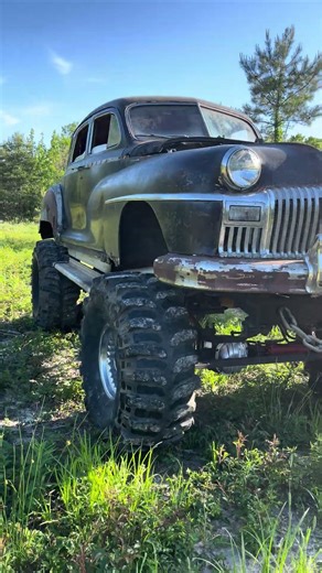 “1946 DeSoto on 44s… listen to this cam 😳”