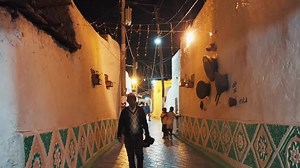 Among Ethiopia’s many tourism treasures, the fortified historic town of Harar stands out as a must-visit destination. Located in the eastern part of the country, Harar is surrounded by ancient walls built between the 13th and 16th centuries, enclosing a sacred city rich in history and culture. Within these walls are 82 mosques and 102 shrines, forming one of the world’s largest concentrations of mosques. Harar’s vibrant markets and distinctive architecture reflect its centuries-old role as the m