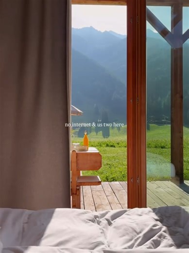 no news, no stress, just a cosy chalet in the mountains and days that have nowhere to go. Who's your person for this kind of slow? Share it with someone you’d love to spend some peaceful days here with 🤍