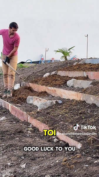 Créer un potager sur un talus avec des matériaux récupérés
