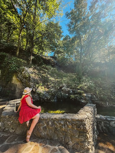 Looking for some Hot Springs fun off the beaten path? 👇 We went down to Hot Springs to enjoy a day date and loved every second of the beautiful weather and visiting a few new places!! 🙌 📍SQZBX Brewery This entire restaurant had such a fun vibe and it was so cool seeing all the piano pieces built into the decor. The Patio and mural were GORGEOUS and we got the Pepperoni Chips, Biggie Smalls pizza (tiny pepperoni on top and big pepperoni under the cheese! 👌), Cinnamon Honey Bread Knots drizzle
