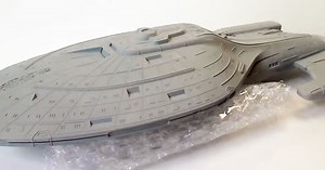 Round 2 Models reveal brand new USS Voyager model kit, plus pre-built USS Enterprise and USS Discovery