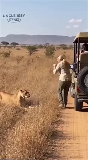 When nature sends an unexpected hero 🦏⚡