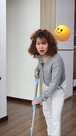 593K views · 10K reactions | Coi chừng kìa con! Sàn nhà ướt đấy - Tiếng Anh ba mẹ nói sao? Cùng học nuôi con song ngữ hạnh phúc nha #learnonreels #dayconsongngu #trendingreels #MeMiA | Mẹ Mia - Học nuôi con song ngữ | Facebook