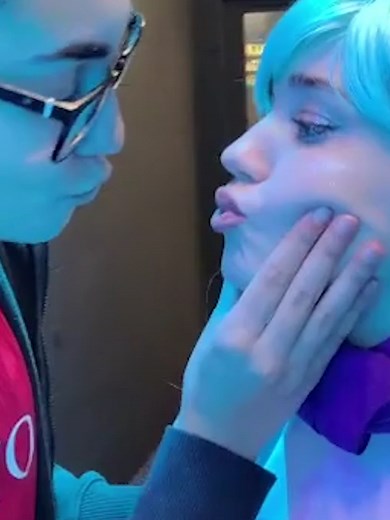 Espe y Lluna Clark: Besos y Diversión en el Río