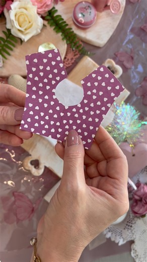 DOLLS by CAROLINE on Instagram: "Tutorial e delicadezas de um dress muito delicado ( PART 1 ) Pré tingimento 🤍🩷 - parte do busto de mangas bufantes 🤍 ✄ 📌Se gostou não se esqueça de deixar salvo na bandeira para não se esquecer que vai ter a continuação !! 💟Tutorial completo em breve no clube de assinatura!! #dolls_by_caroline #dolldress #handmadedollclothes #bonecasdepano #handmadedoll"