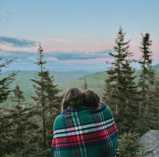 J’ai eu la chance de tester deux magnifiques chalets sur la montagne le Maelström dans la MRC de la Jacques-Cartier, alors je vous emmène avec moi les visiter! 🏔️✨ C’est l’endroit rêvé pour s’évader et décrocher du quotidien! Avec 26 chalets à louer sur la montagne, chacun offrant une expérience unique, il y en a vraiment pour tous les goûts! En plus, des services supplémentaires sont proposés pendant le séjour comme des séances de massage 💆‍♀️, des cours de yoga privés 🧘‍♀️ (croyez-moi, c’ét