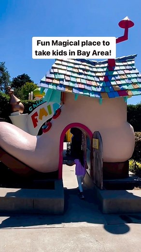 📍Children’s Fairyland Oakland, CA! 💫we love visiting fairyland from time to time ! It’s great for toddlers and ideal for ages below 8! Summer hours are open 7days a week from 10-4pm ! 💫entrance was $16 for age 1 yr and above ( includes the rides and puppet shows) the rides were more suitable for younger child ! 💫we purchased the magic key 🔑 for $3 and it unlocks audio stories and songs throughout the park ! You can also reuse it on your next visit ! 💫we came around 2pm and parking was only