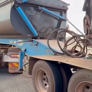 55K views · 304 reactions | How would you turn here?? 樂 #dashcam #trucktok #cdldriver #owneroperator #kenworth #peterbilt #truckingnation #semitruck #truckdriver | TruckTok | Facebook