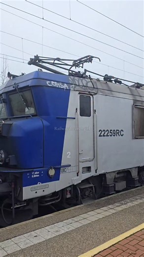 4.4K views · 2.1K reactions | Quelle locomotive préférez-vous voir démarrer ? Sous le brouillard, la BB22259 se prépare. Le pantographe monte, la tension passe... Quelques secondes de silence… puis le démarrage. ⚡ -------------------------------------------------------------------------- #trainstagram #train #conducteurdetrain #trainpassion #trainspotter #trains #bb22200 | Railway.dreamer.girl | Facebook