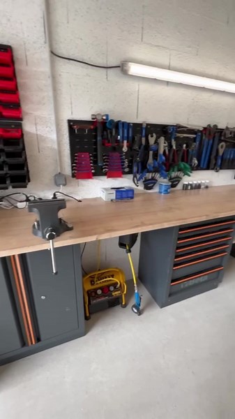 Un aperçu de notre atelier fixe à Chambéry, qui est déjà prêt à accueillir vos vélos pour leur entretien quotidien ou pour des réparations ! Pour toute information, n'hésitez pas à nous contacter via notre site ateliervelochambery.fr ou par téléphone au 0756219794 🚲🛴 #bike #bikeadventure #cyclinglife #rideforlife #bikelife #velo #velocity #velochambery #savoie #rhonealpes #france #eastcoast #passionvelo #chambery