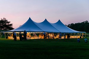 How Many People Fit Under A 40 x 40 Tent? | Dreamers Event Rentals