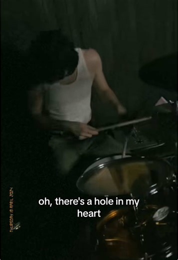 I’m not giving it up, I just wanna pretend 💕 #newmusic #fyp #viral #glitter #australianmusic #pop #alternative #nextinmusic #modernopera #throwback