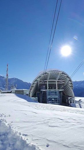 Continua la scoperta dei percorsi innevati di Courmayeur con il #TorVillaggi: quattro percorsi diversi attraversano i luoghi più iconici della località. Oggi scopriamo il Tor di Pavillon. A poca distanza dalla stazione di Skyway Monte Bianco si trova questa passeggiata in quota immersa nel candore della neve per ammirare le vette maestose e protagoniste di un selfie unico. Il Tor di Pavillon è l’occasione per fare un breve e semplice percorso a 2.173 metri di altitudine dove la montagna si prese