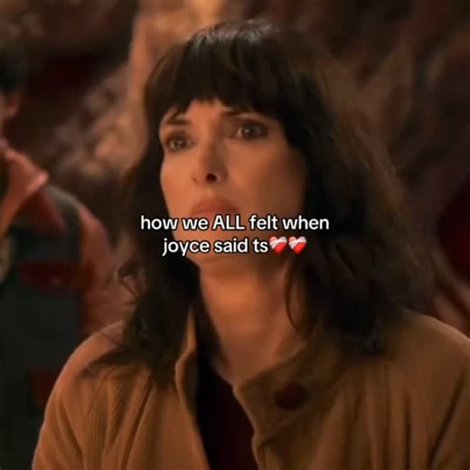 𝐙𝐚𝐜𝐤 on Instagram: "Never mess with JOYCE BYERS 日本利用压电瓷砖将脚步转化为电能。这些瓷砖捕捉来自你脚步的动能。当你行走时，你的重量和动作会对瓷砖产生压力。瓷砖会轻微弯曲，从而产生机械应力。瓷砖内部的压电材料将这种应力转化为电能。每一步都会产生少量电荷，而数百万步结合在一起就能产生足够的电力来驱动 LED 灯、数字显示屏和传感器。在像涩谷车站这样繁忙的地方，每天大约有 240 万个脚步为这一系统作出贡献。这些电能可以被储存或立即使用，从而减少对传统电力来源的依赖，并支持可持续的城市基础设施。这种方法将日常运动转化为实用的可再生能源 #日本 #知识 #事实 #你知道吗 #推荐 科技 创新 历史 技术 实验 热门"