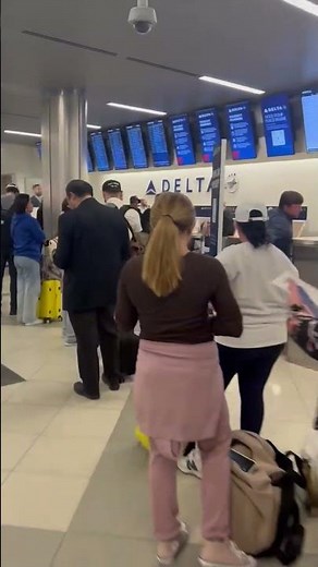 Long lines at the Delta counter in ATL