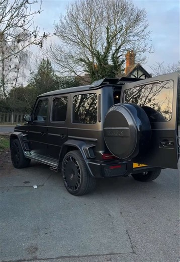 Humble start to 2026 📈 Nautilus 5711/1R-001 New 330 Movement 2020 £157,995💷 - original box & papers included ✅ Visit us in-store or shop online: 📍 219 High Street, Epping, CM16 4BL 💻 luxewatches.co.uk 📞 0203 397 1596