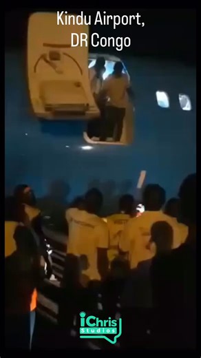 21st Century Africa🙄🚨🚨🚨 Passengers on board Air Congo flight were forced to jump out of the Boeing 737 because no stairs were available. At the Kindu Airport in the Democratic Republic of Congo. Africa, why? _____________ Follow @ichrisgh for more. #JackieAppiah #TheGoodDoctor #UTV #TV3GH | iChris