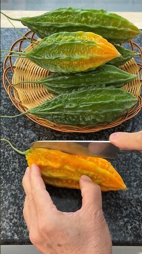 Satisfying Bitter Melon Seeds #cuttingskills #cuttinggarden #cuttingfruit #melon greenhouse