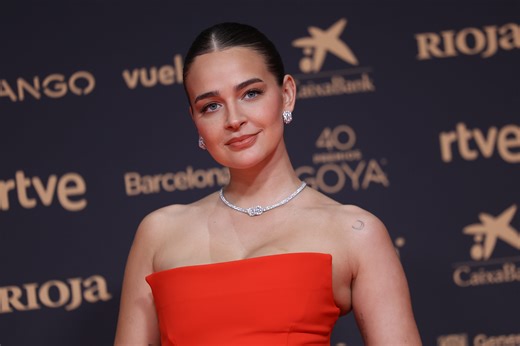 Laura Escanes impacta en los Premios Goya con un vestido que recuerda al más icónico de Margot Robbie en 'Cumbres borrascosas'