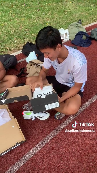 Full senyum #atletik #atletikindonesia #sprinter #jualspikes #sepatuspike #sepatulari #spikesindo #trackandfield #adizerofinesse